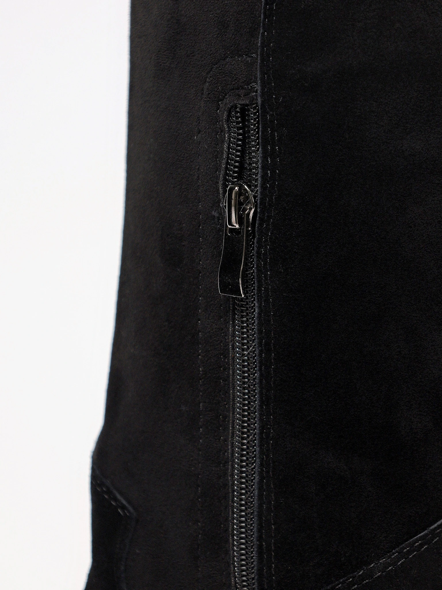 Сапоги черного цвета на высоком каблуке